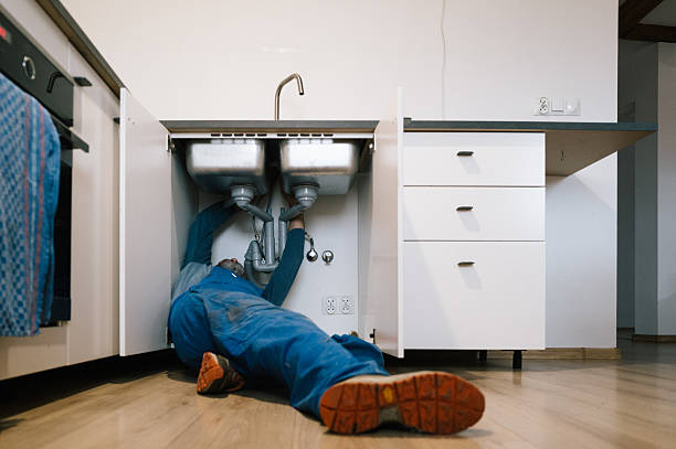 Professional Emergency Plumber technician working in Kendalia, TX